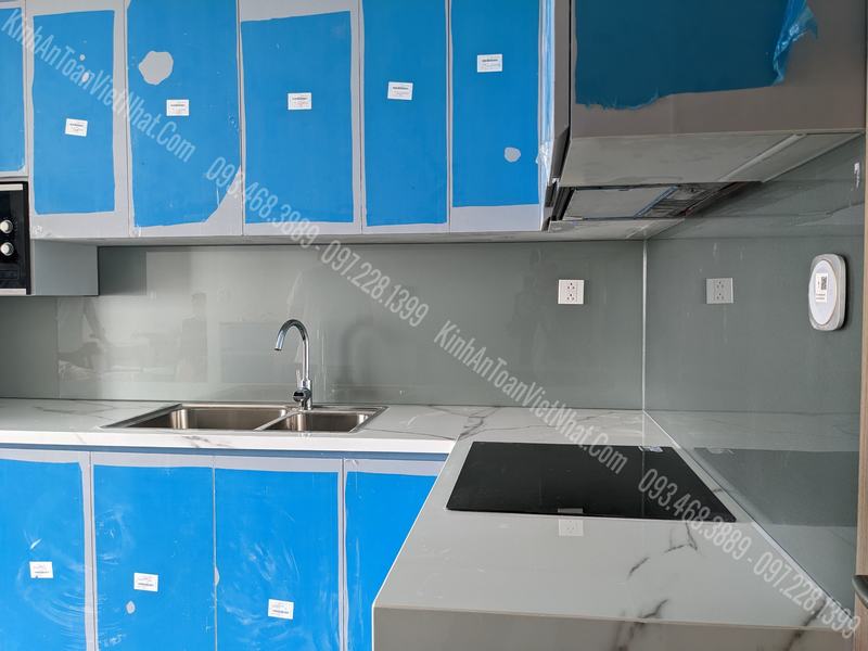 CTTB Kính Ốp Bếp màu Nhũ Thiếc 02 lắp đặt Tại Tây Mỗ
