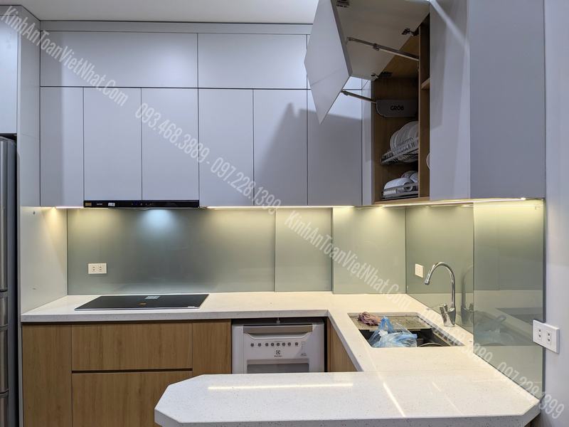 CTTB Kính Ốp Bếp màu Nhũ Bạc 03 lắp đặt tại Đống Đa