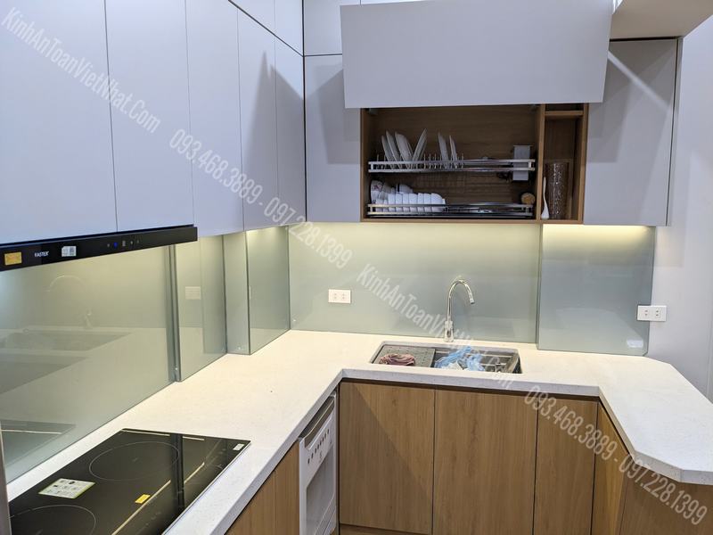 CTTB Kính Ốp Bếp màu Nhũ Bạc 03 lắp đặt tại Đống Đa