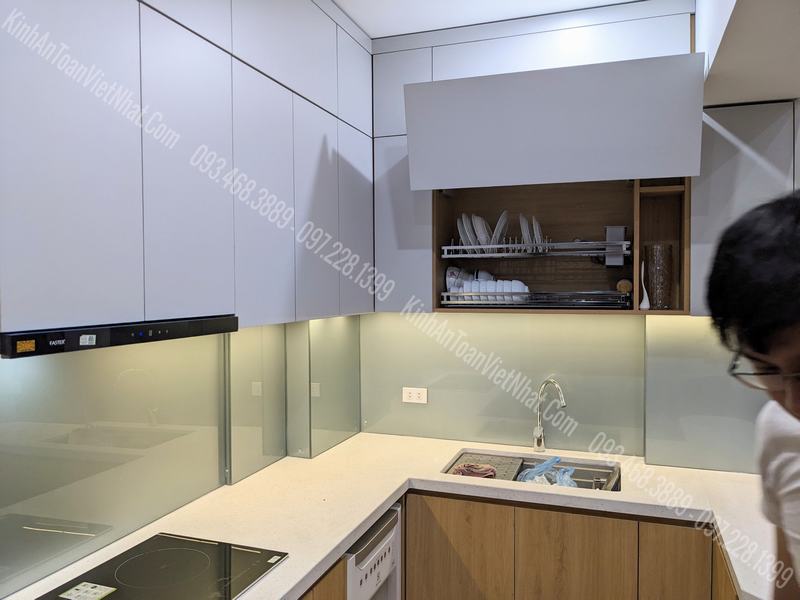 CTTB Kính Ốp Bếp màu Nhũ Bạc 03 lắp đặt tại Đống Đa