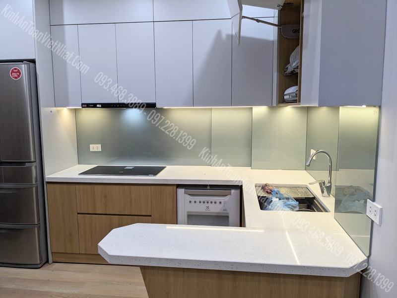 CTTB Kính Ốp Bếp màu Nhũ Bạc 03 lắp đặt tại Đống Đa