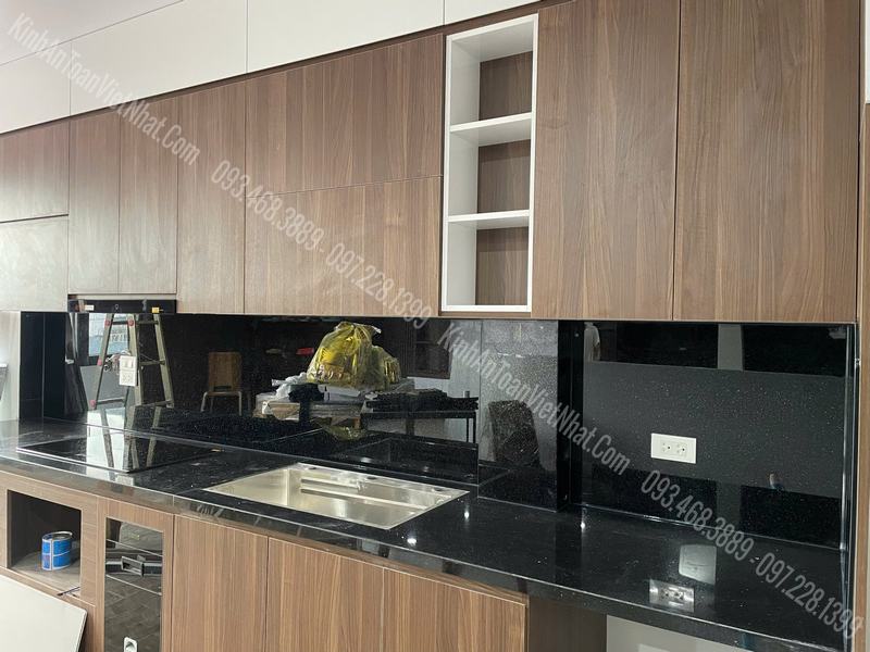 CTTB Kính Ốp Bếp màu Kim Sa Đen lắp đặt tại Miếu Đầm – Nam Từ Liêm