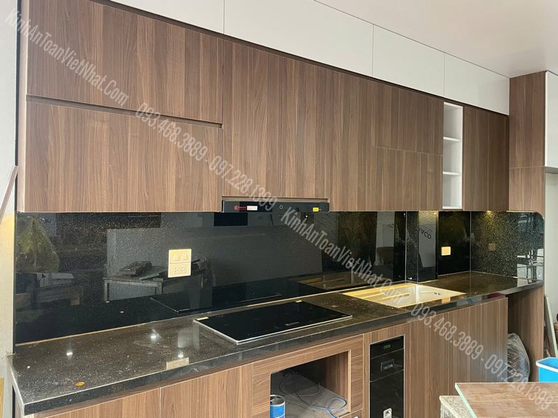 CTTB Kính Ốp Bếp màu Kim Sa Đen lắp đặt tại Miếu Đầm – Nam Từ Liêm